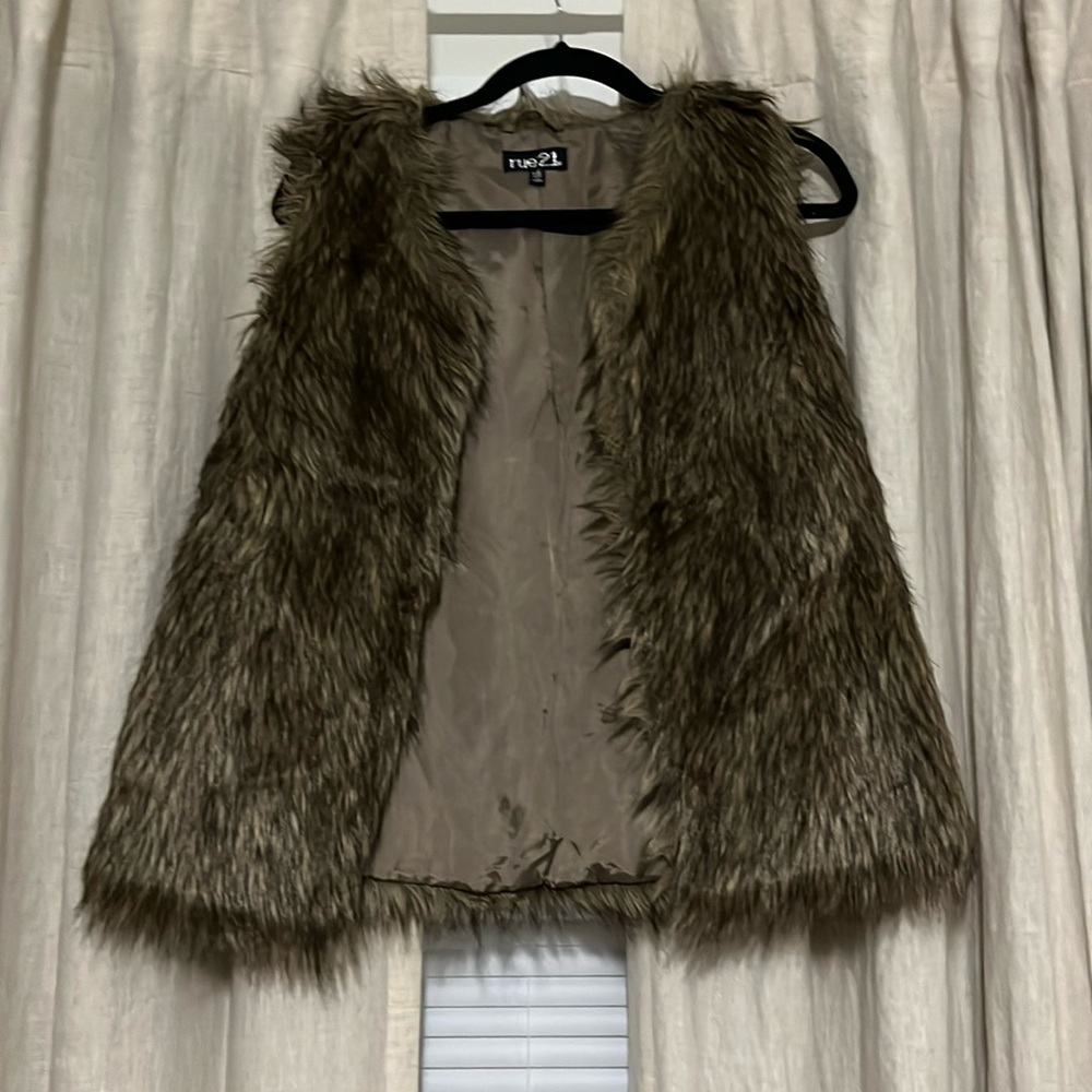 Rue 21 fur vest